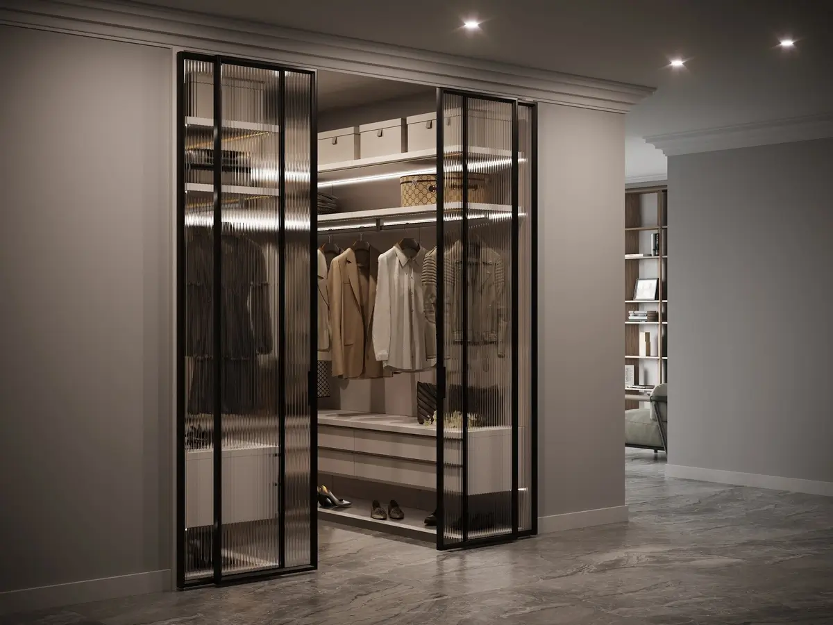 Алюминиевая четырехстворчатая межкомнатная перегородка Grafia или System черного цвета с рифленым стеклом на входе в гардеробную